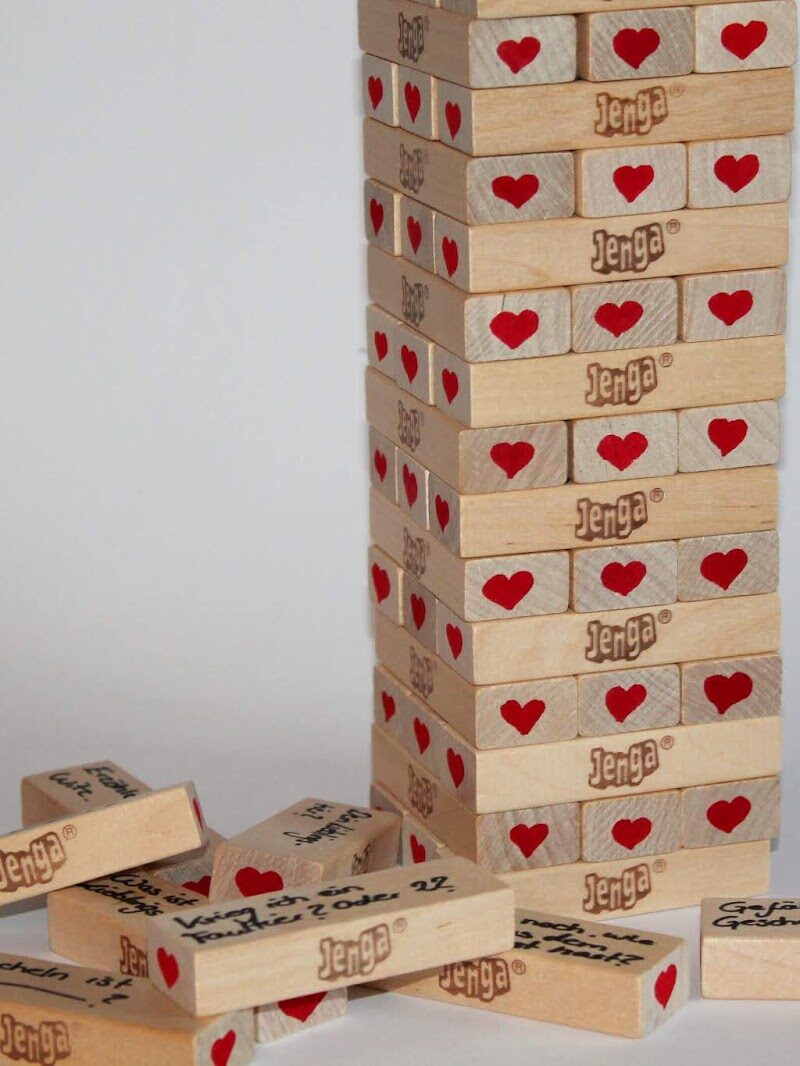 DIY Jenga Spiel für Verliebte ganz einfach selber machen - perfekte Geschenkidee zum Valentinstag