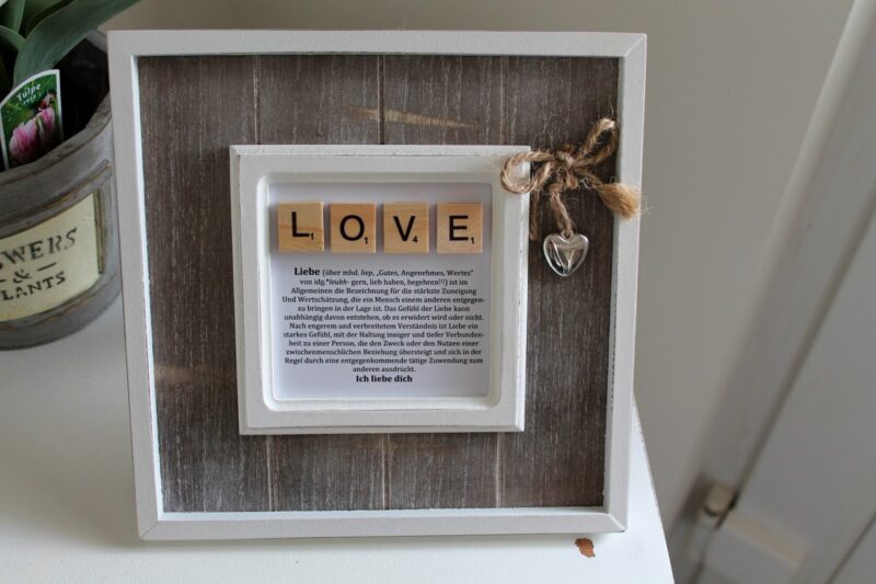 DIY Bilderrahmen Love mit Scrabble Buchstaben