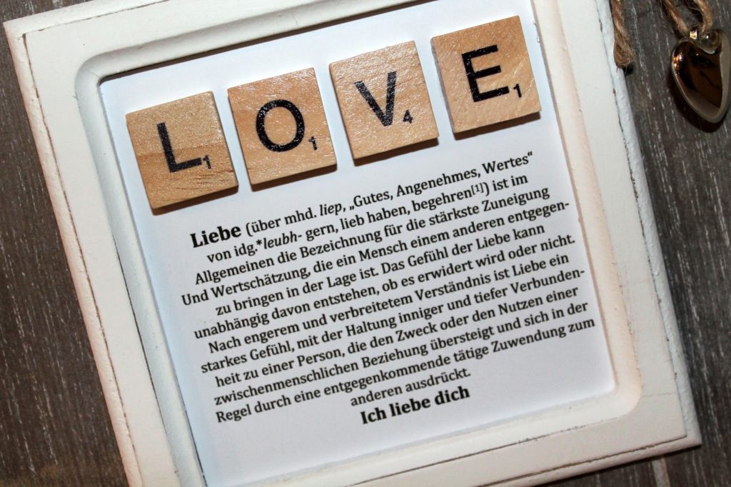 DIY, Basteln: Bilderrahmen Liebe Love mit Scrabble Buchstaben in Liebesgeschenk und Geschenkideen - DIYCarinchen