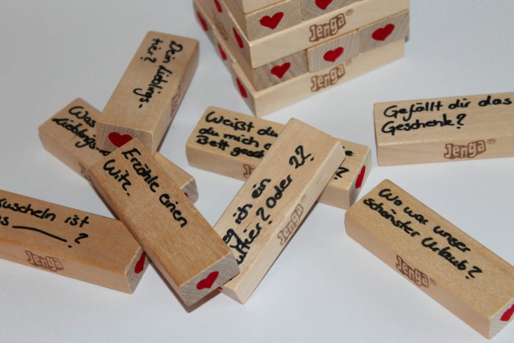 DIY Jenga Spiel für Verliebte ganz einfach selber machen - perfekte Geschenkidee zum Valentinstag