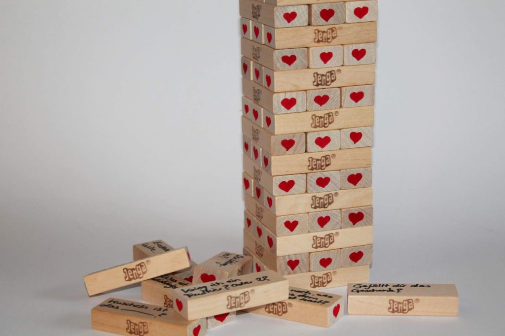 DIY Jenga Spiel für Verliebte ganz einfach selber machen - perfekte Geschenkidee zum Valentinstag