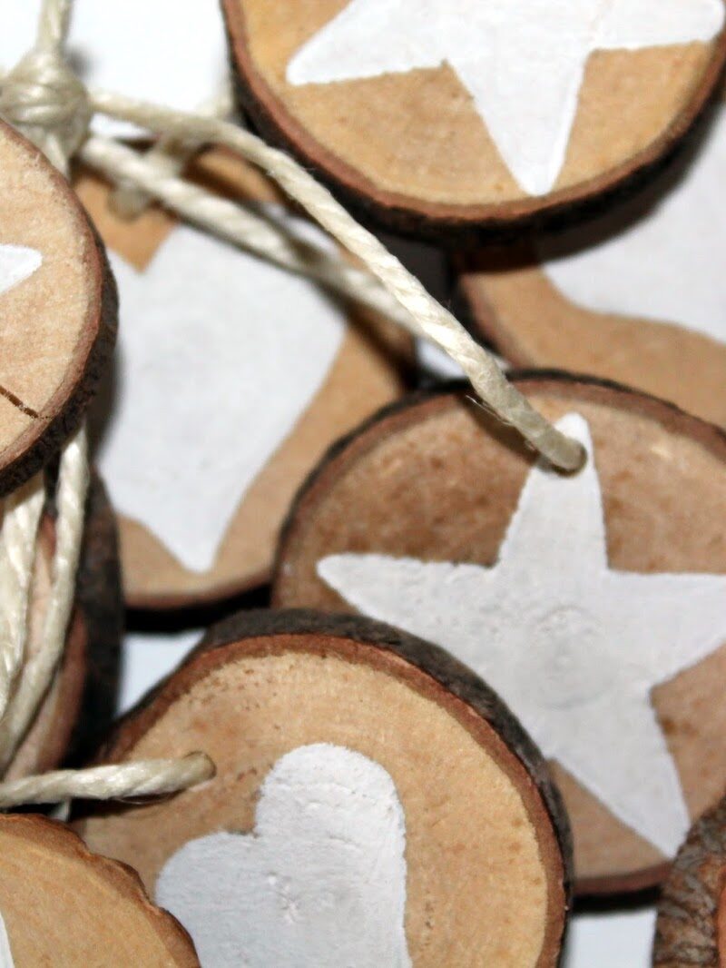 DIY Holzscheiben Stern und Herz als Adventsanhänger selber machen