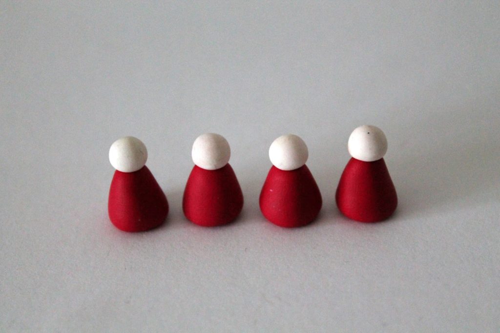DIY, Basteln: Fimo / Polymer Clay Santa ärgere dich nicht in Spiele und Weihnachtsdekoration - DIYCarinchen