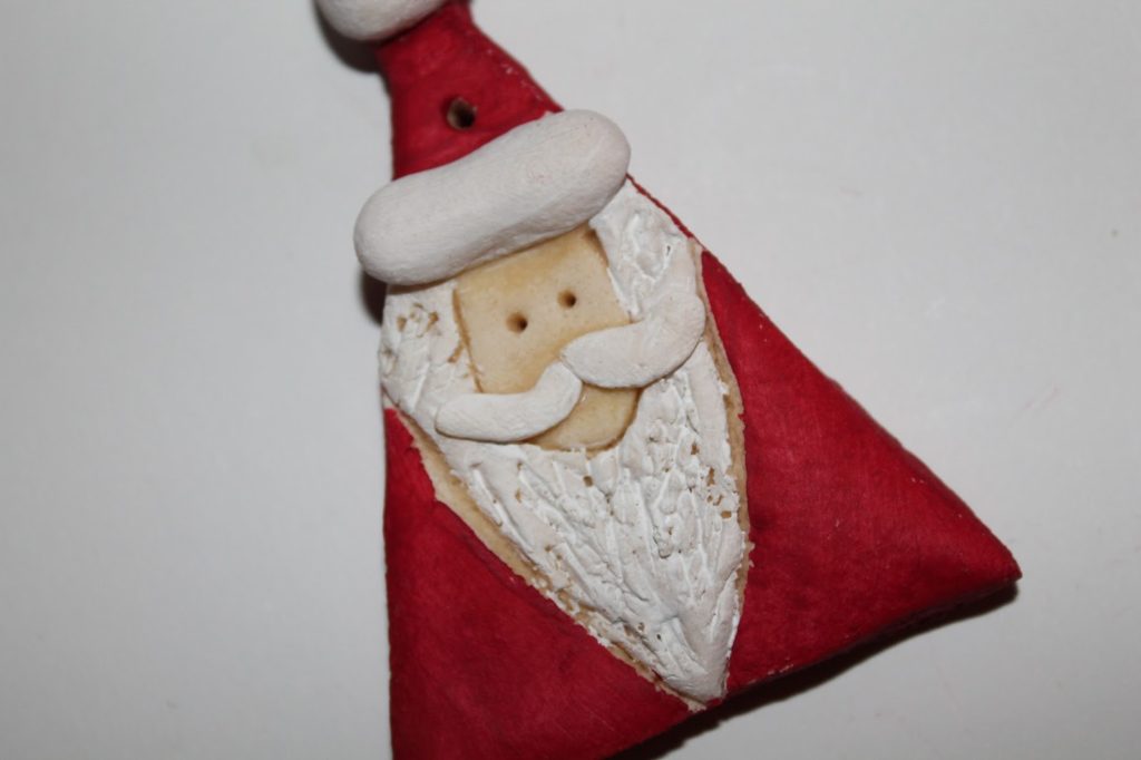 DIY, Basteln: Salzteig Weihnachtsmänner als Christbaumanhänger oder Geschenkanhänger in Weihnachtsdekoration, Wohndekoration und Geschenkideen - DIYCarinchen