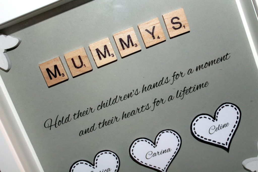 DIY, Basteln: Muttertagsgeschenk Scrabble Buchstaben Bilderrahmen Mummys als Geschenkidee und Wohndekoration - DIYCarinchen