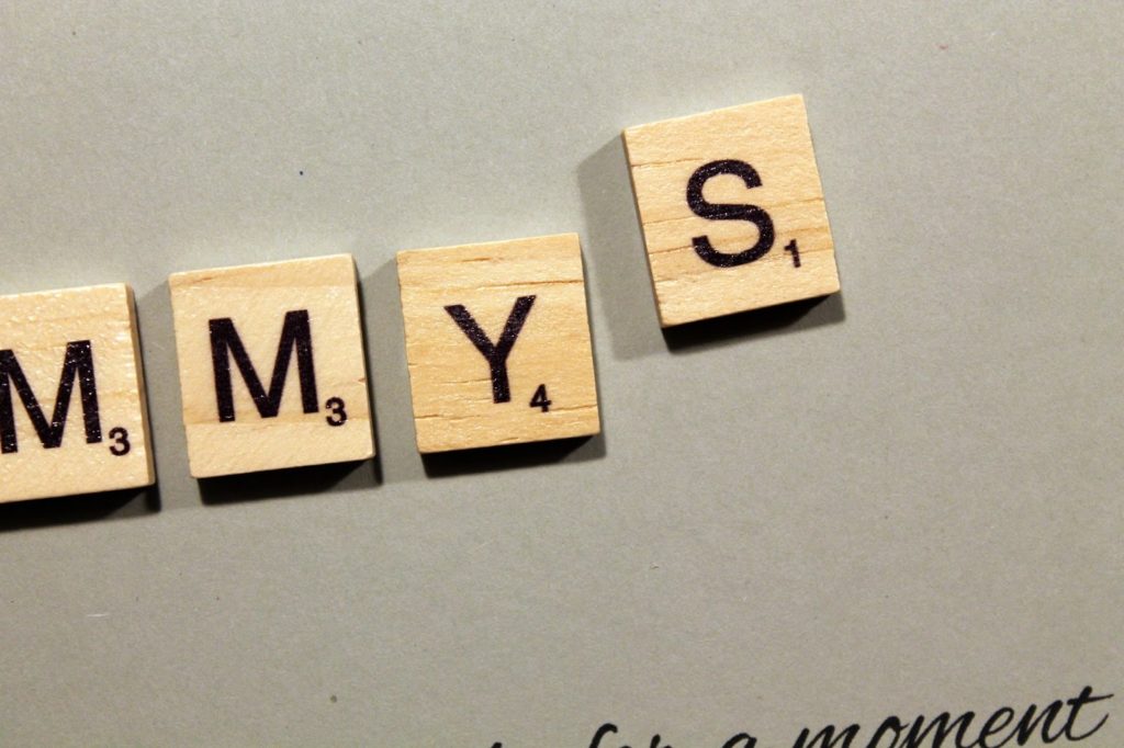 DIY, Basteln: Muttertagsgeschenk Scrabble Buchstaben Bilderrahmen Mummys als Geschenkidee und Wohndekoration - DIYCarinchen