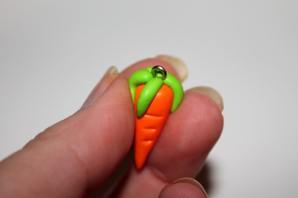 DIY, Basteln: Fimo / Polymer Clay Hase mit Karotte in Schlüsselanhänger und Kettenanhänger, Ostergeschenke - DIYCarinchen