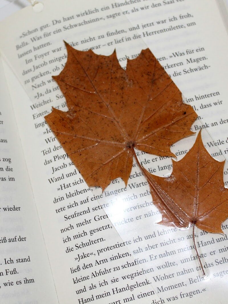 DIY Buchlesezeichen mit Herbstblättern aus Laminierfolie einfach selber machen