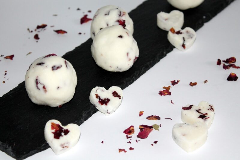 DIY Badebomben / Badekugeln mit getrockneten Rosenblättern einfach selber machen