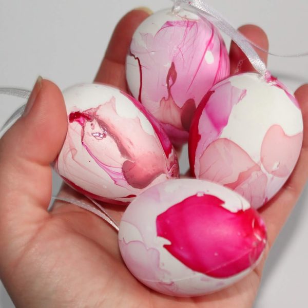 Ostereier färben mal anders: DIY marmorierte Ostereier mit Nagellack ganz einfach selber machen