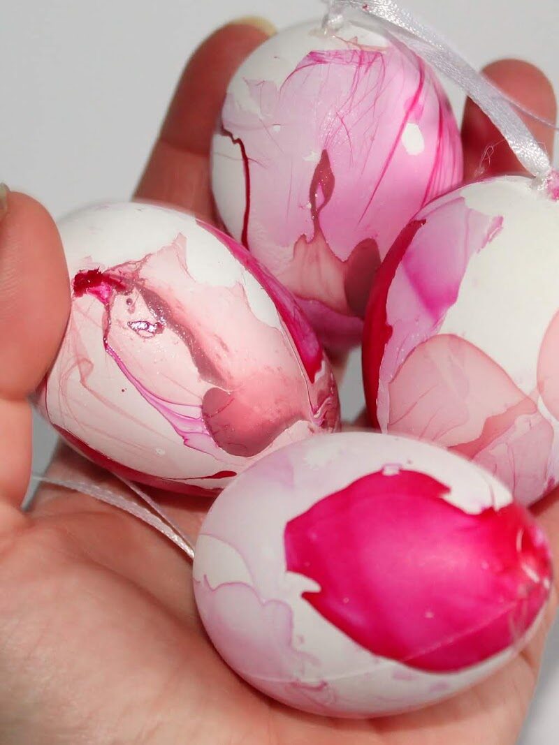 Ostereier färben mal anders: DIY marmorierte Ostereier mit Nagellack ganz einfach selber machen