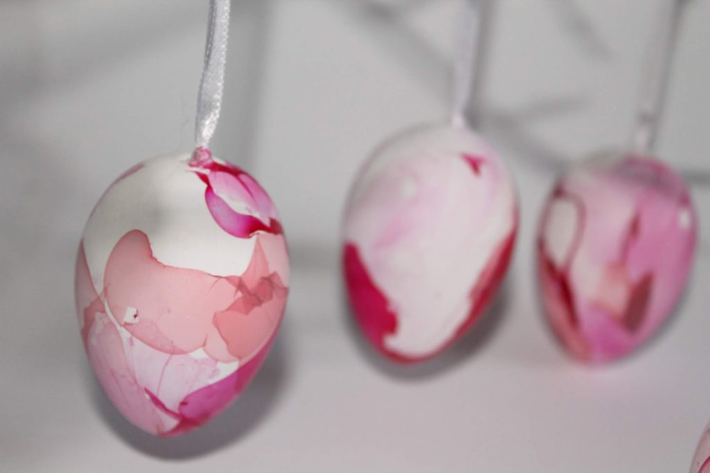 Ostereier färben mal anders: DIY marmorierte Ostereier mit Nagellack ganz einfach selber machen