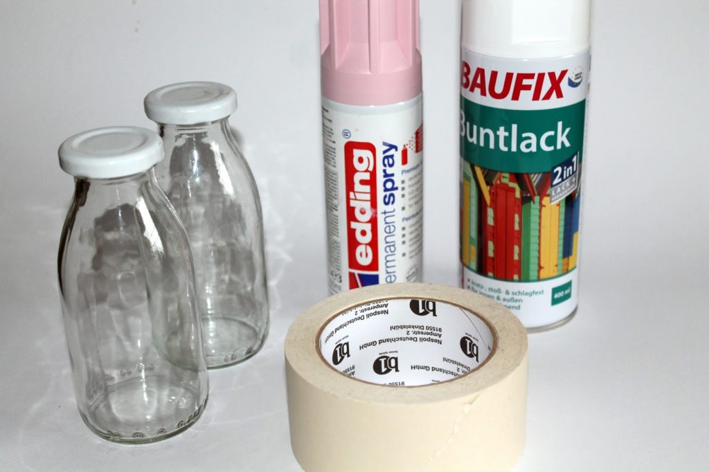 DIY, Basteln: Upcycling / Recycling Vase aus kleinen Milchflaschen mit Sprühlack in Wohnideen und Wohndekoration - DIYCarinchen