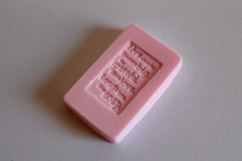 DIY Seife mit Stempeldruck einfach selber machen - Geschenkidee