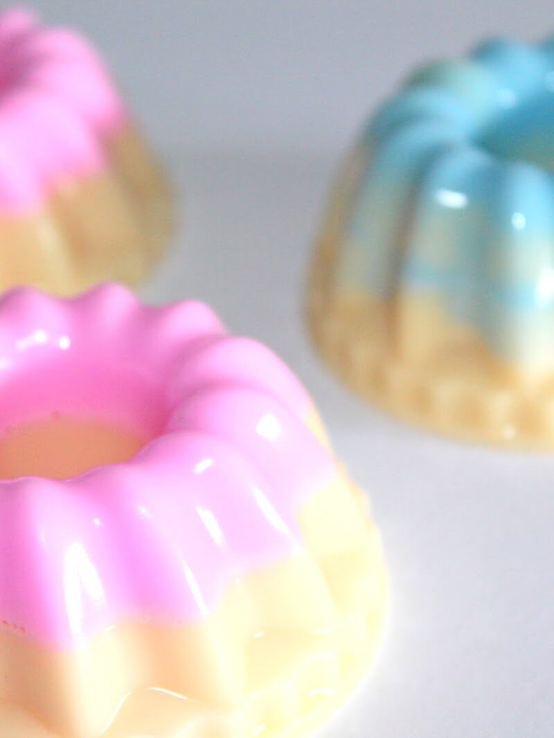 DIY Gugelhupf Seife mit rosa und blauem Guss einfach selber machen / gießen