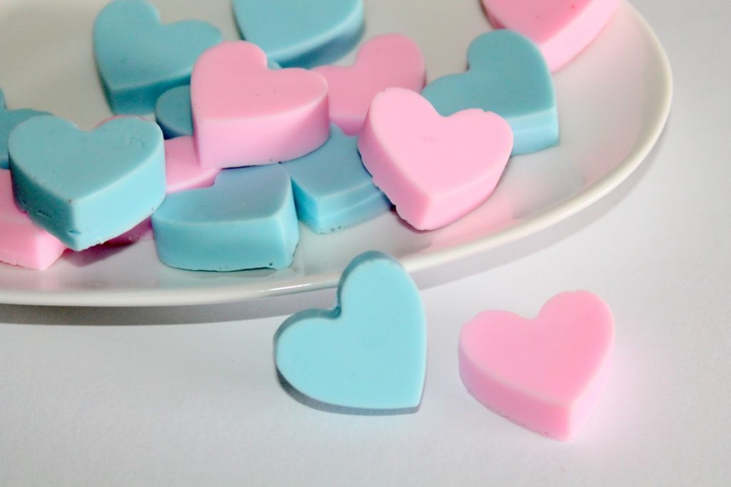 DIY, Basteln: Seifenherzen in rosa und blau als Geschenkidee, Kosmetik, Beauty und Wohndekoration - DIYCarinchen