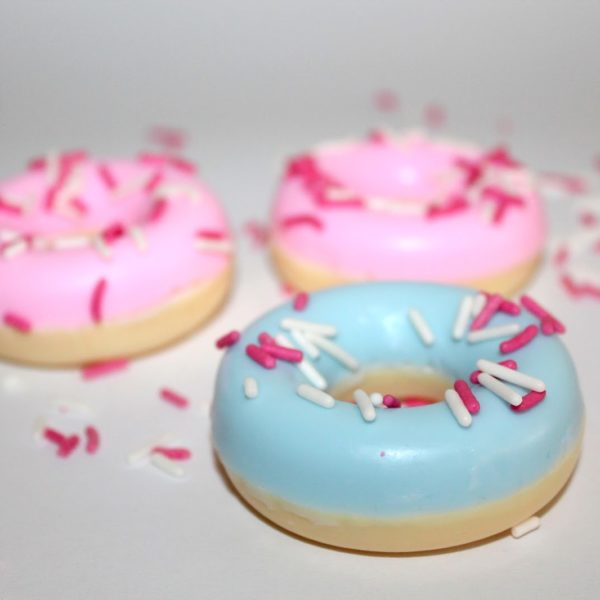 DIY Donut Seife rosa und blau einfach selber machen - Geschenkidee