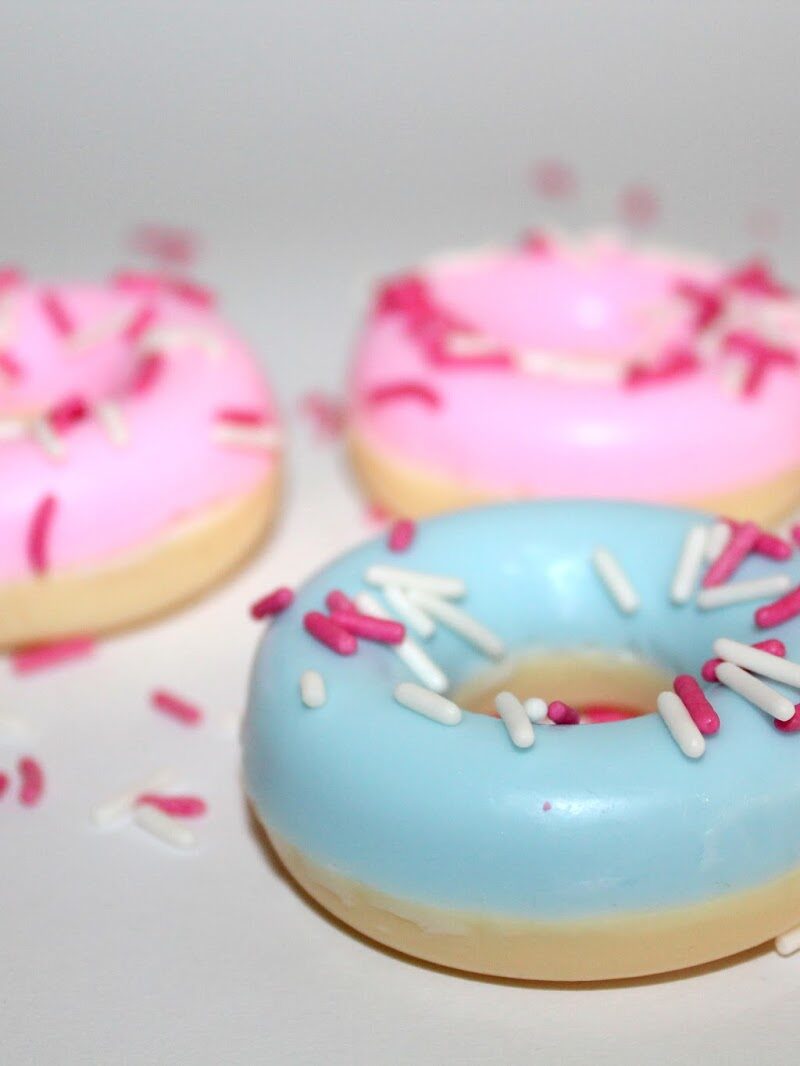 DIY Donut Seife rosa und blau einfach selber machen - Geschenkidee