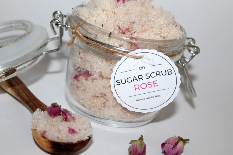 DIY Sugar Scrub / Zuckerpeeling Rose ganz einfach selber machen + Free Printable - perfekt auch als Geschenk