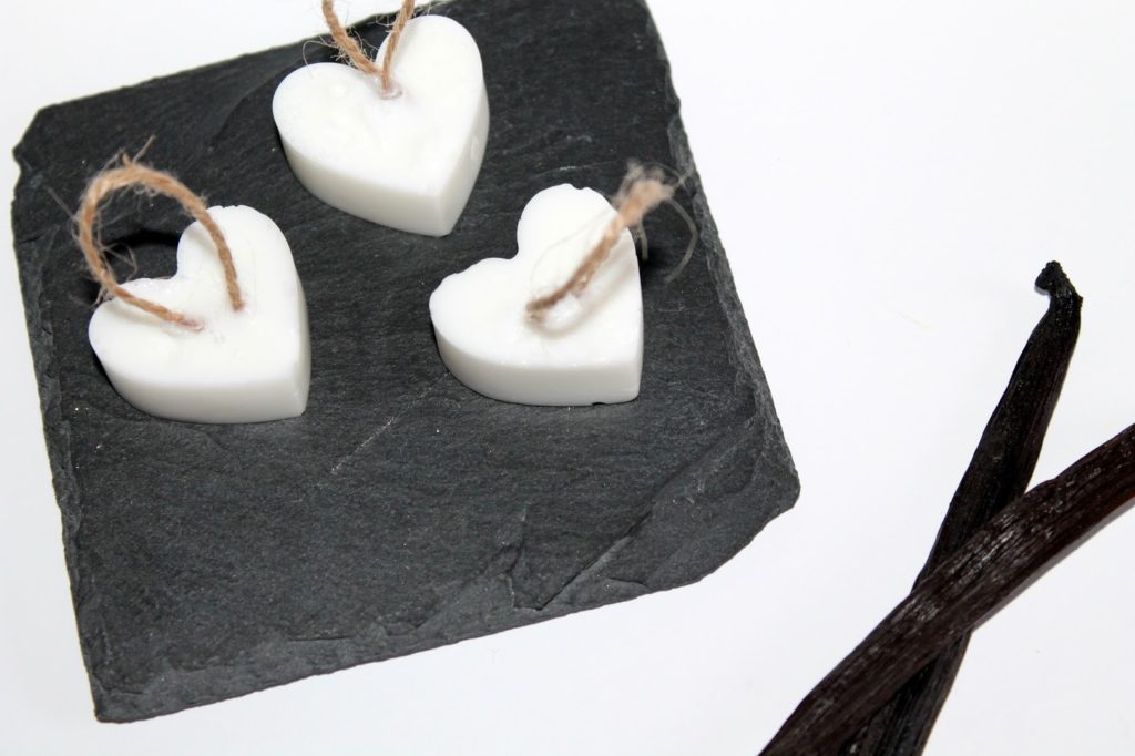 DIY, Basteln: Seifenherzen mit Kordel Vanille als Geschenkidee, Kosmetik, Beauty und Wohndekoration - DIYCarinchen