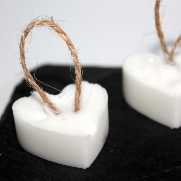 DIY Seifenherzen in Vanille mit Kordel einfach selber machen