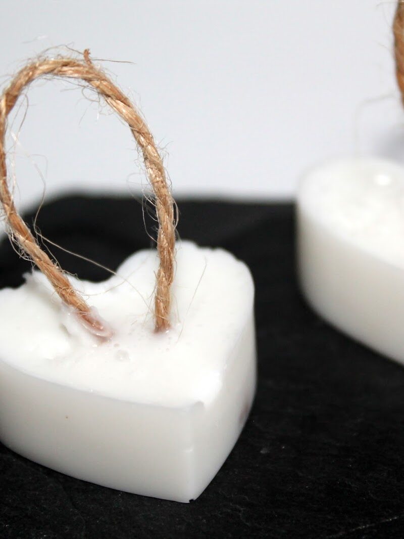 DIY Seifenherzen in Vanille mit Kordel einfach selber machen