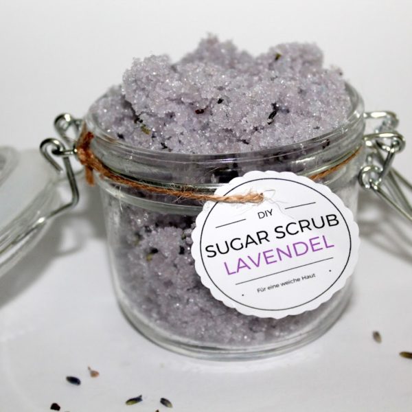 Geschenkidee für die beste Freundin oder zum Muttertag? DIY Sugar Scrub / Zuckerpeeling Lavendel ganz einfach selber machen + kostenlose Vorlage
