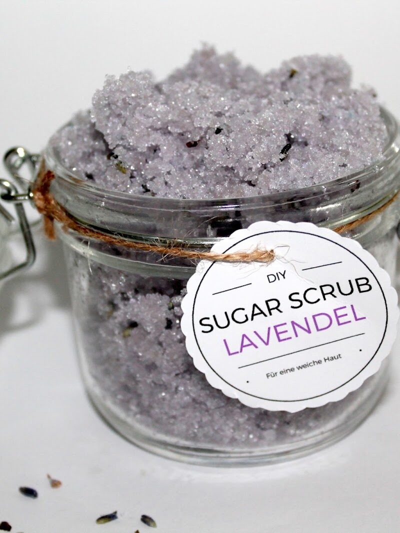 Geschenkidee für die beste Freundin oder zum Muttertag? DIY Sugar Scrub / Zuckerpeeling Lavendel ganz einfach selber machen + kostenlose Vorlage