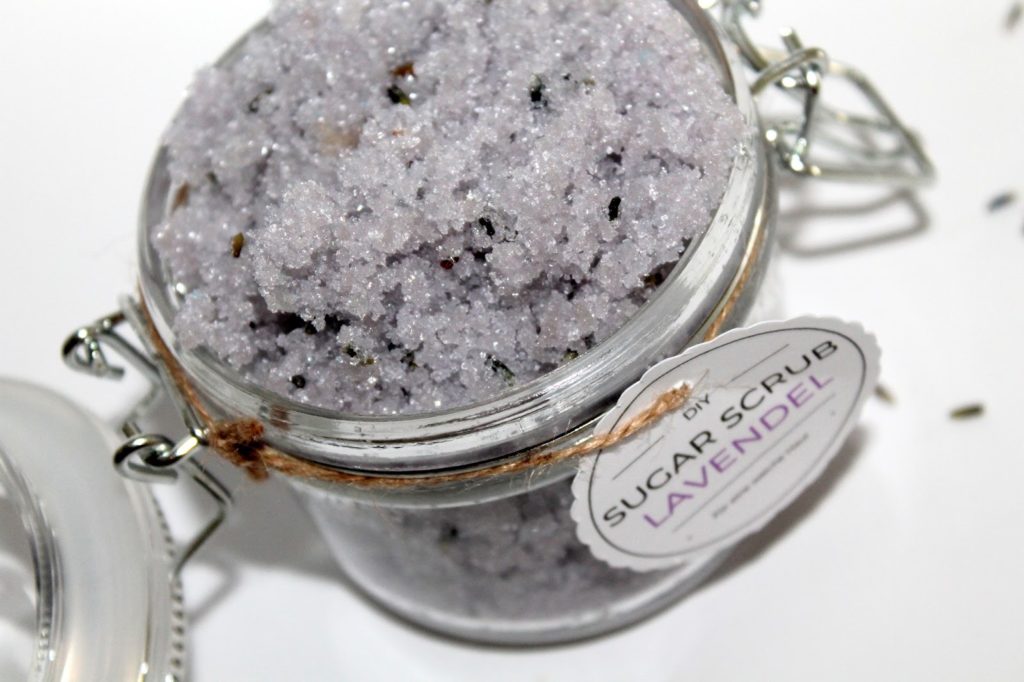 DIY, Basteln: Sugar Scrub / Zuckerpeeling Lavendel in Kosmetik als Geschenkidee und Wohndekoration - DIYCarinchen