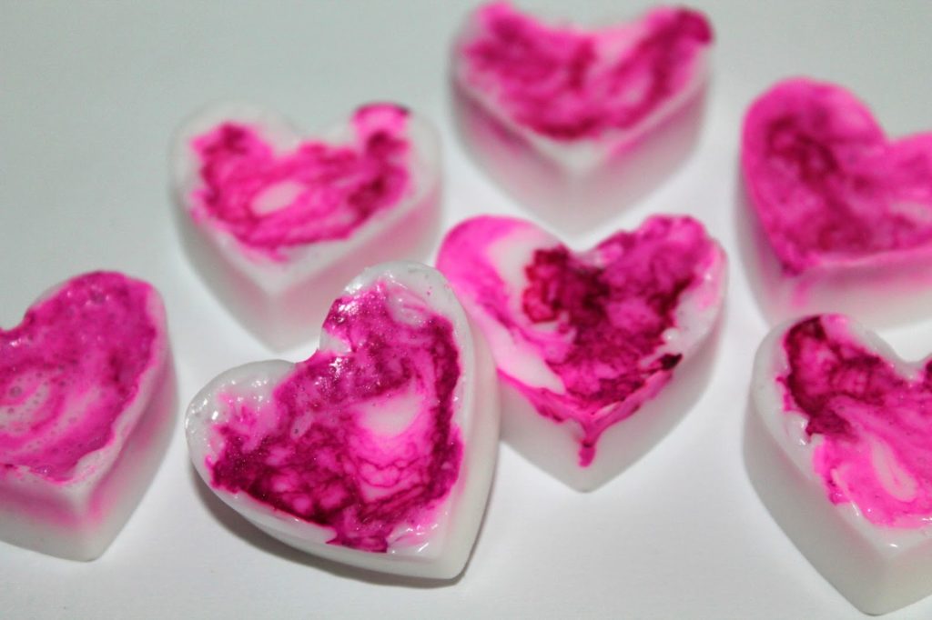 DIY, Basteln: marmorierte Seifenherzen in pink als Geschenkidee, Kosmetik, Beauty und Wohndekoration - DIYCarinchen