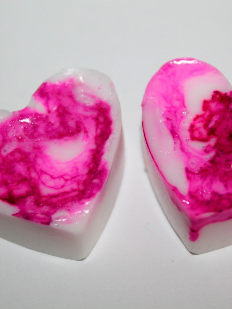 DIY marmorierte Seifenherzen in pink