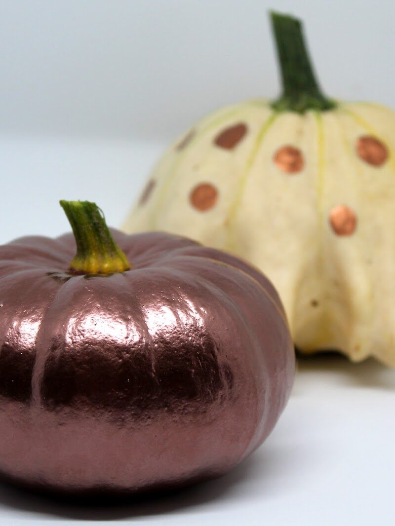 DIY: Coole kupferfarbene Kürbisse selbermachen? Kein Problem! So einfach geht es!