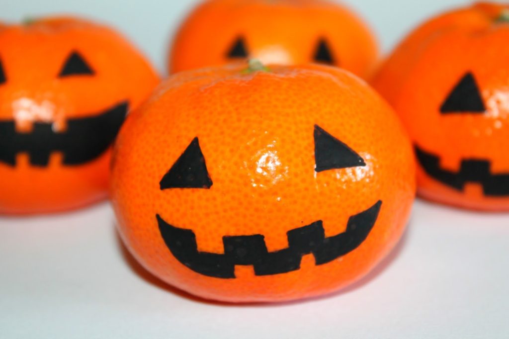 DIY, Basteln: Halloween Mandarinen in Halloween, Herbstdekoration, Basteln mit Naturmaterialien - DIYCarinchen