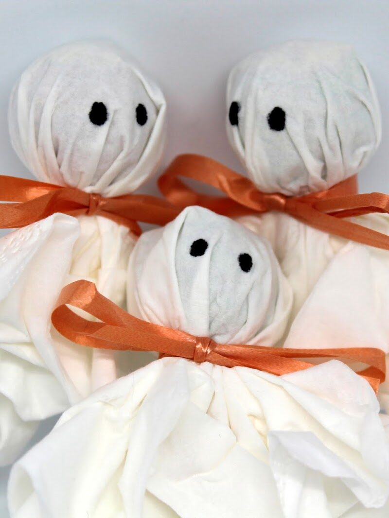 DIY Lolly Geister - ♡ Süßes sonst gibt es saures! Mit dieser Bastelidee bringt ihr alle Kinderherzen zum Schlagen!