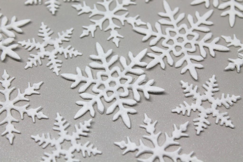 DIY, Basteln: Schneeflocken aus Wattepads, Dekoration, Weihnachtsdekoration und Geschenkideen - DIYCarinchen
