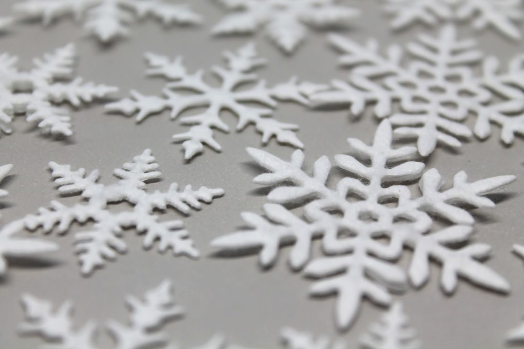 DIY, Basteln: Schneeflocken aus Wattepads, Dekoration, Weihnachtsdekoration und Geschenkideen - DIYCarinchen