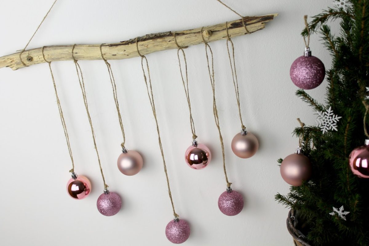 DIY ausgefallene, weihnachtliche Wanddekoration aus Treibholz mit Christbaumkugeln selber machen
