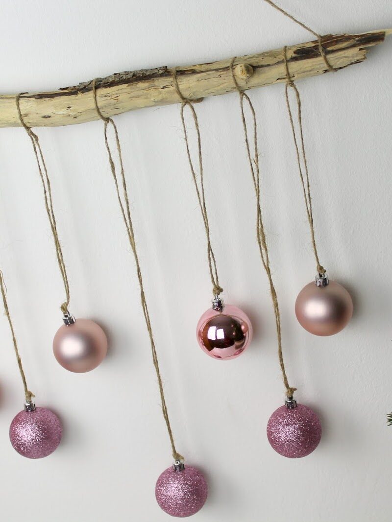DIY ausgefallene, weihnachtliche Wanddekoration aus Treibholz mit Christbaumkugeln selber machen