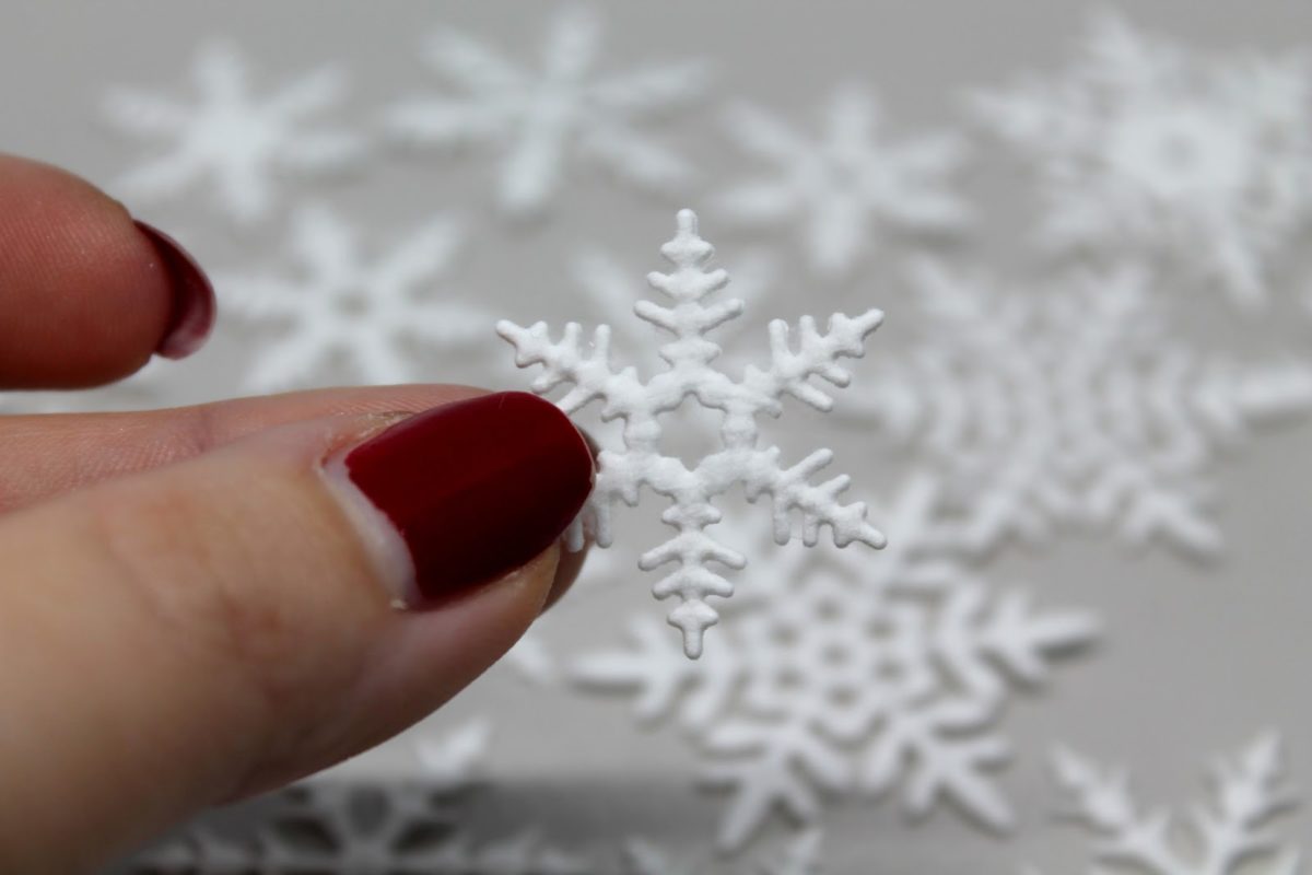 DIY Schneeflocken aus Wattepads: Geniale Bastelidee als kleine Weihnachtsdekoration mit der Sizzix Stanzmaschine