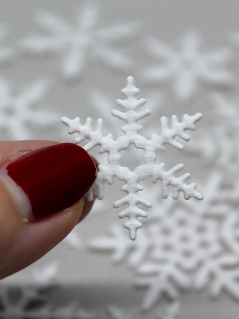DIY Schneeflocken aus Wattepads: Geniale Bastelidee als kleine Weihnachtsdekoration mit der Sizzix Stanzmaschine