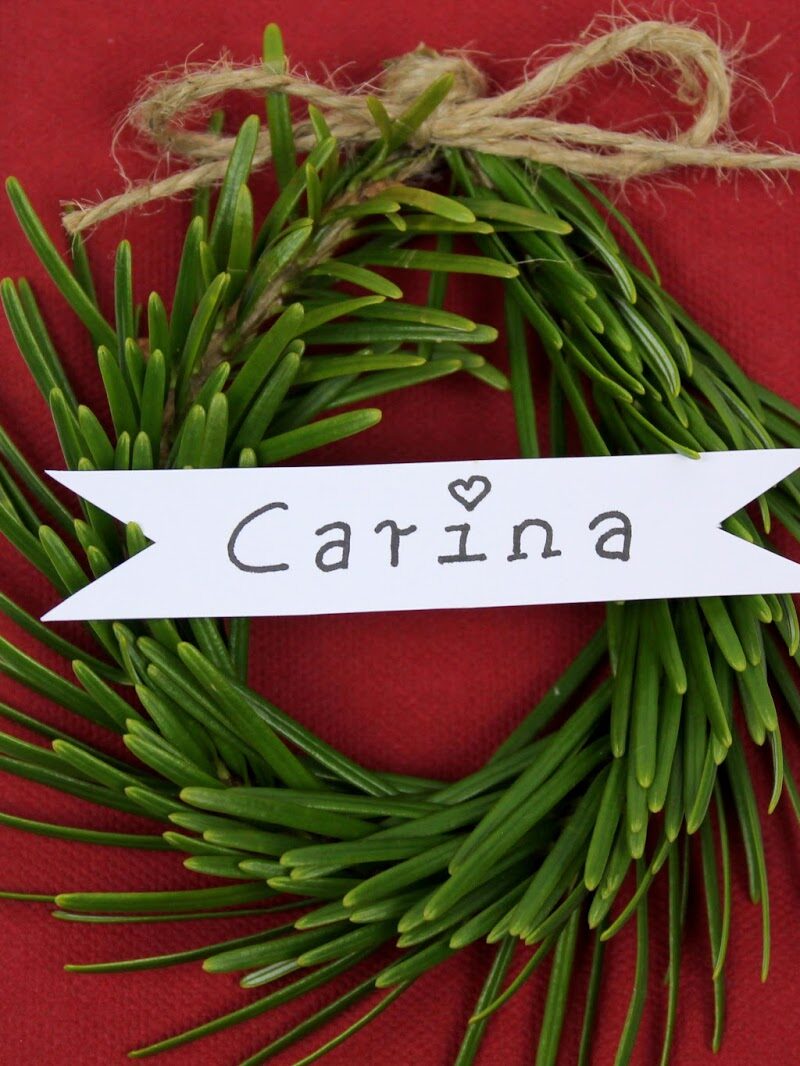Weihnachtlich den Tisch dekorieren mit selbstgemachten Tannenzweigen als Namensschild. Christmas DIY