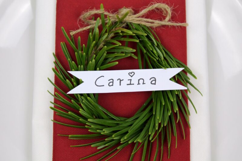 Weihnachtlich den Tisch dekorieren mit selbstgemachten Tannenzweigen als Namensschild. Christmas DIY