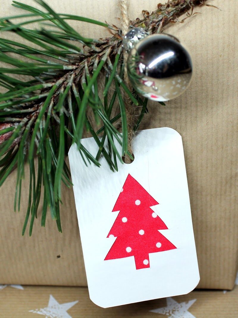 Es ist Weihnachtszeit! DIY Weihnachtsgeschenkanhänger mit Stoff ganz einfach selber machen!
