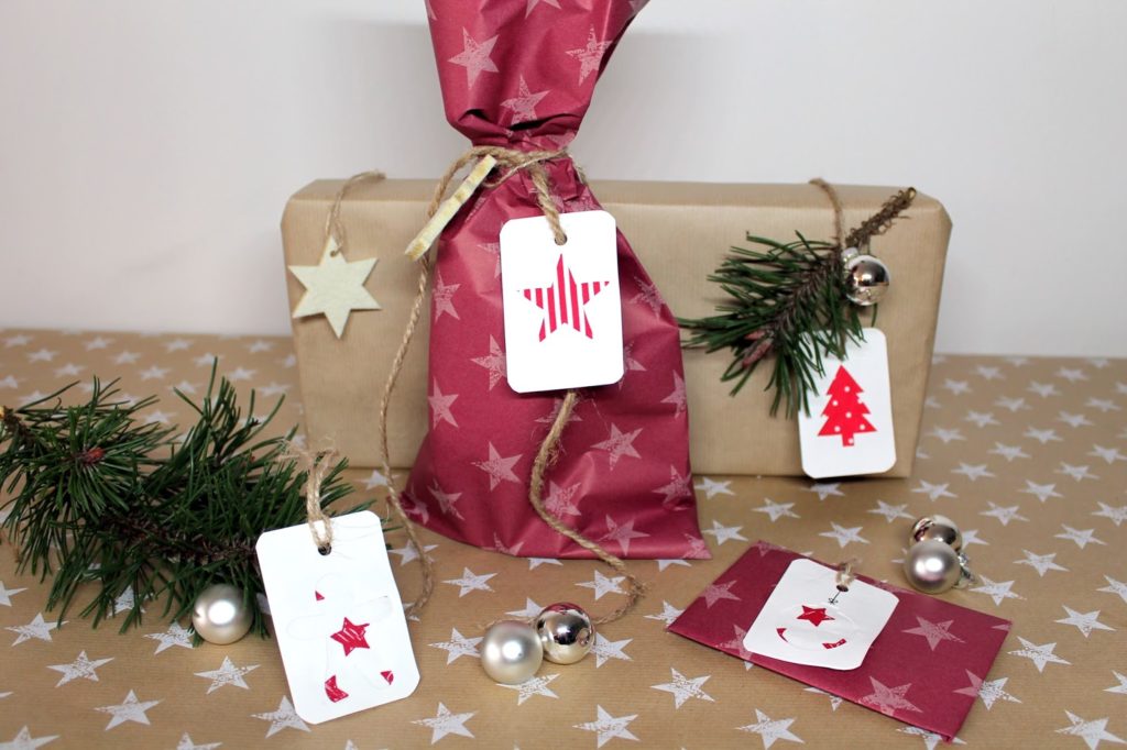 DIY, Basteln: Weihnachtsgeschenkanhänger mit Stoff, Mitbringsel, Weihnachtsgeschenk und Geschenkideen - DIYCarinchen