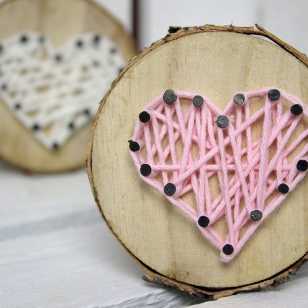 DIY süßes Geschenk zum Valentinstag, Muttertag oder als Deko: Baumscheibe mit Herz in String Art ♡