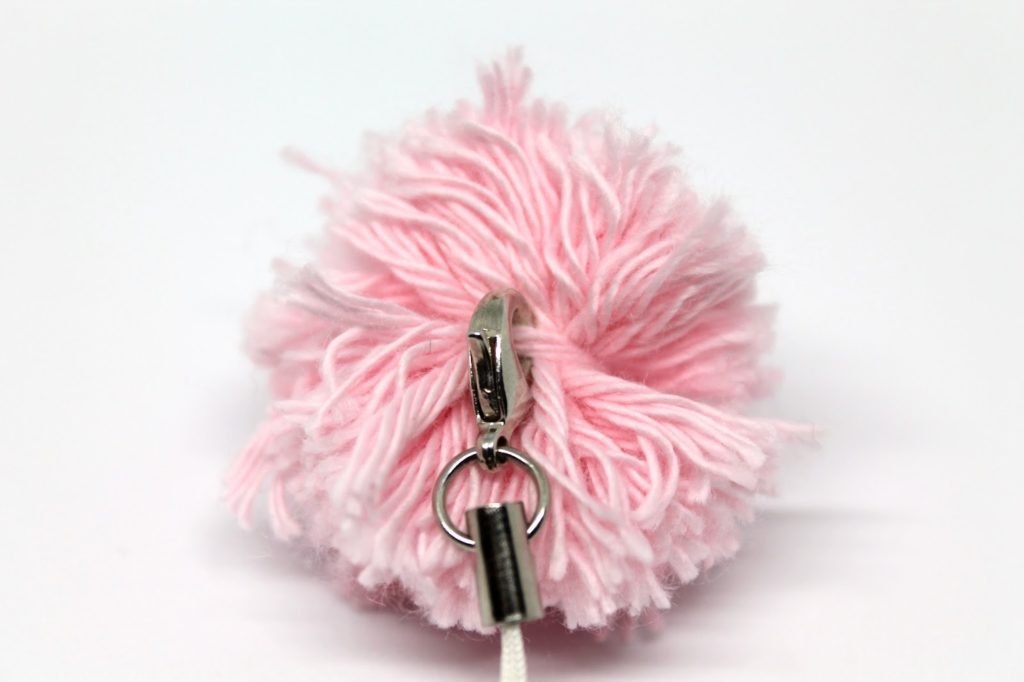 DIY, Basteln: Schlüsselanhänger basteln mit Pompons, Mitbringsel, Weihnachtsgeschenk und Geschenkideen - DIYCarinchen