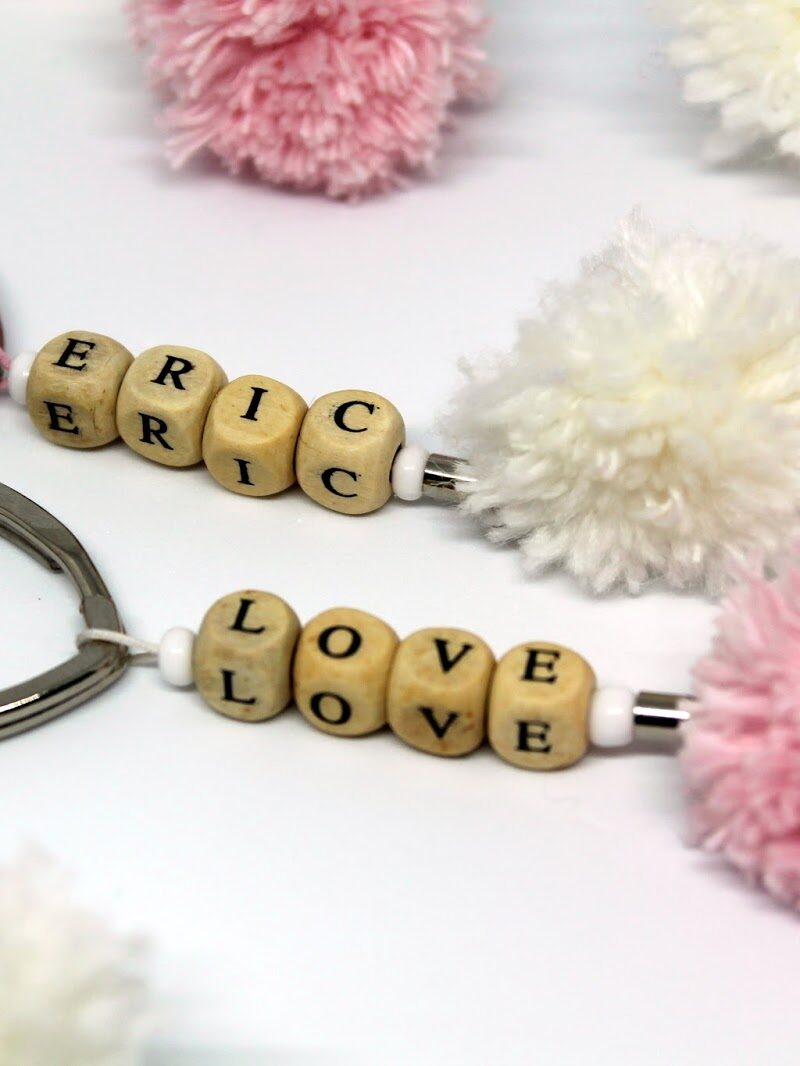 Ein Geschenk von Herzen: DIY Pompon Schlüsselanhänger selber machen