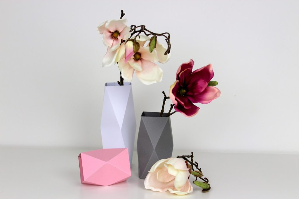 Geniale Dekoration aus Papier: DIY Origami Vasen in weniger als 5 Minuten selber machen {mit gratis Schnittmuster}