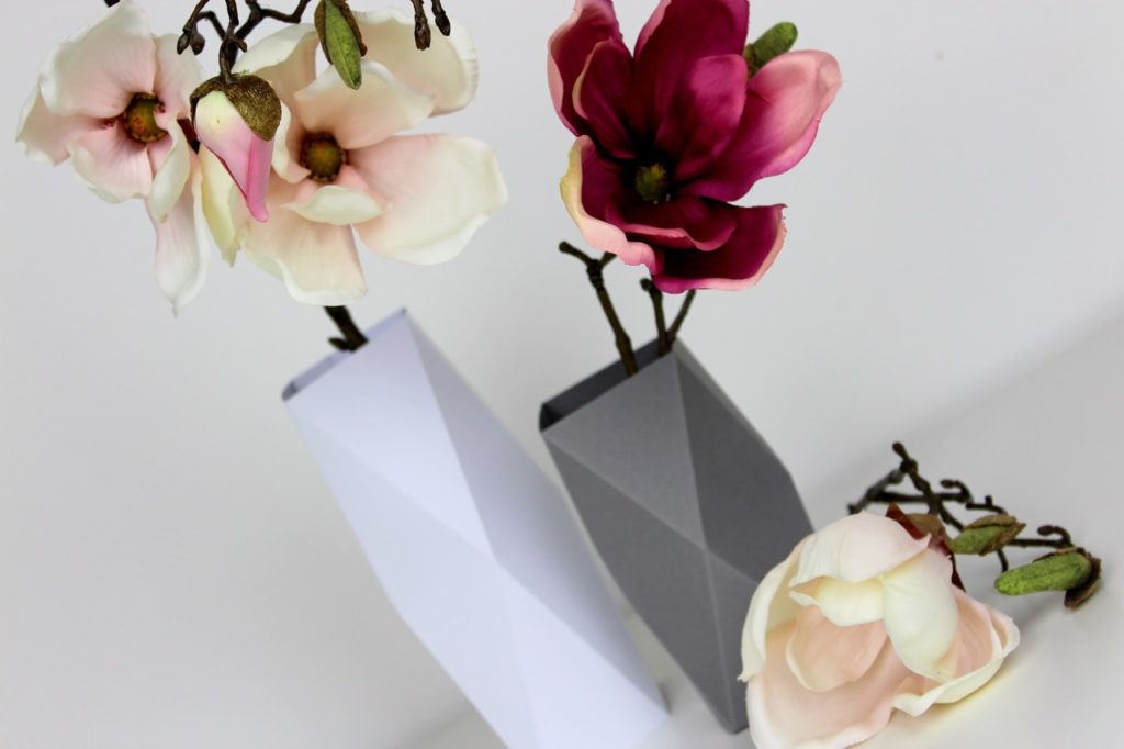 Geniale Dekoration aus Papier: DIY Origami Vasen in weniger als 5 Minuten selber machen {mit gratis Schnittmuster}