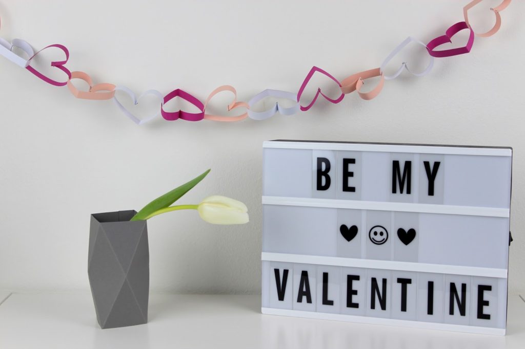 DIY, Basteln, Selbermachen: Herzchengirlande aus Papier als Valentinstagsdekoration, Valentinstag, Dekoration - DIYCarinchen